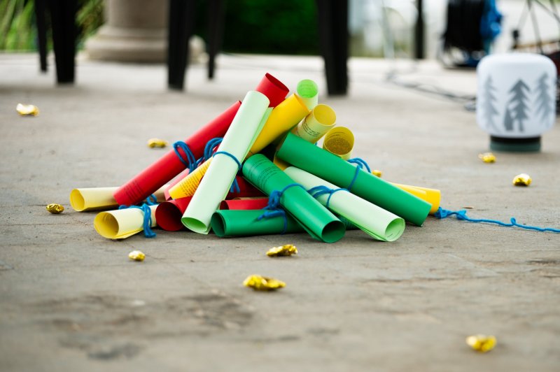 Schriftrollen aus buntem Papier bilden ein „Lagefeuer“