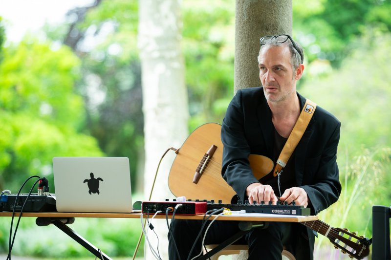 Musiker Stefan Ehlen am Pult mit Laptop, Keyboard und Akustikgitarre
