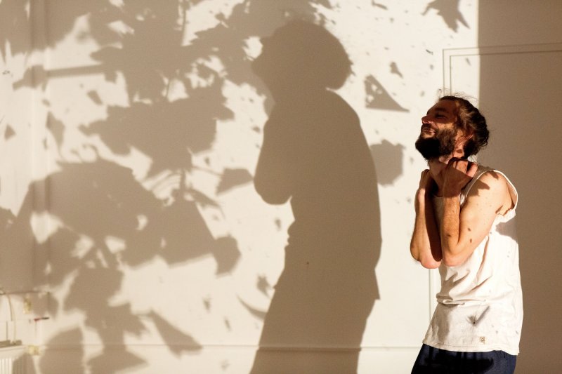 Szenenfoto: Moritz Buch mit Projektion von Fragmenten